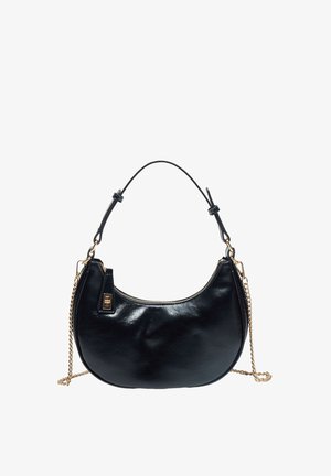 Petit sac à main en cuir noir avec une bandoulière courte et un détail de chaîne dorée sur fond blanc.