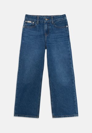 Vide benbukser i middels blå denim. Har et klassisk fem-lommers design, knappeåpning og lett falming for en teksturert look.
