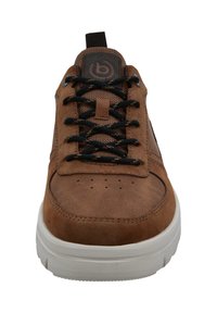 Braune Wildleder-Sneaker mit schwarzen Schnürsenkeln, erhöhtem Zehenschutz und weißer Gummisohle. Verfügt über Perforationen im Zehenbereich und Netzakzente.