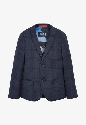 Granatowy garnitur w kratę z dwoma guzikami, klapami typu notch i kieszeniami, zestawiony z czarno-białymi sneakersami. Dopasowany krój i teksturowana tkanina.