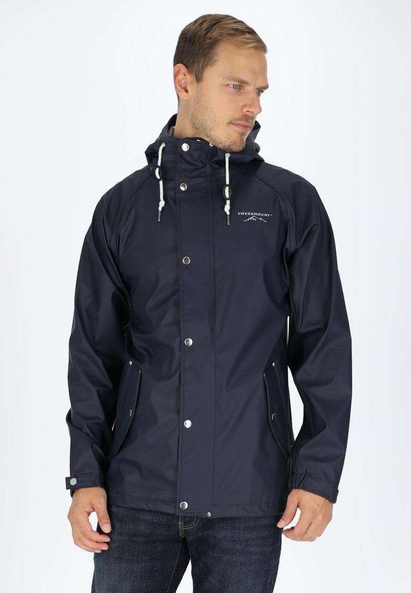 Marine waterproof jack met een capuchon, drukknopen, trekkoorddetails en zijzakken; gemaakt van glad, duurzaam materiaal.