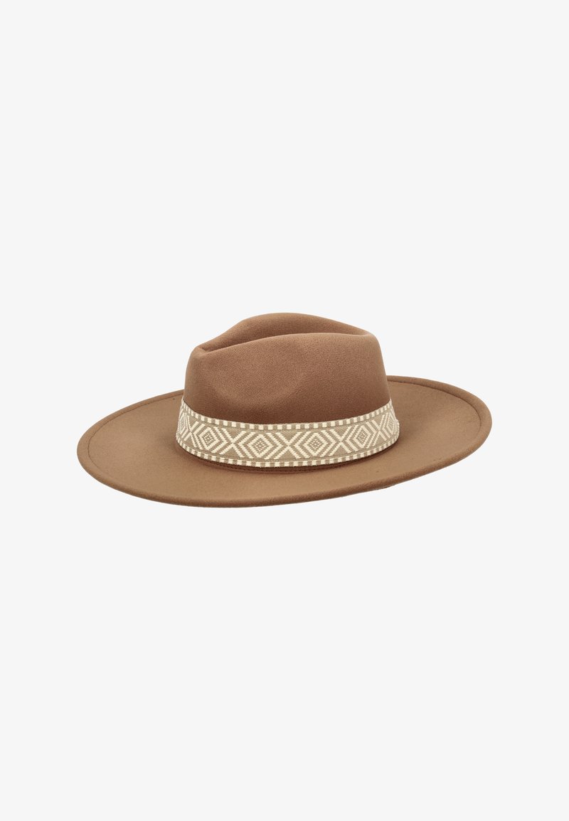 Ruskea villahattu, jossa on leveä lippakuvio ja kuvioitu beige nauha, jossa on geometrisia kuvioita. Pehmeä rakenne ja jämäkkä kruunu.
