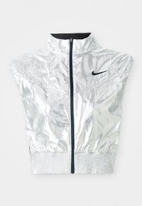 Silbernes, kurzes Weste mit hohem Kragen, Reißverschluss vorne, elastischem Saum und schwarzem Nike-Logo auf der Brust. Glänzende, glatte Textur mit ärmellosem Design.