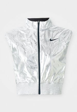 Srebrny krótki kamizelka z wysokim kołnierzem, zamkiem z przodu, elastycznym dołem i czarnym logo Nike na klatce piersiowej. Błyszcząca, gładka tekstura z bezrękawnikowym fasonem.