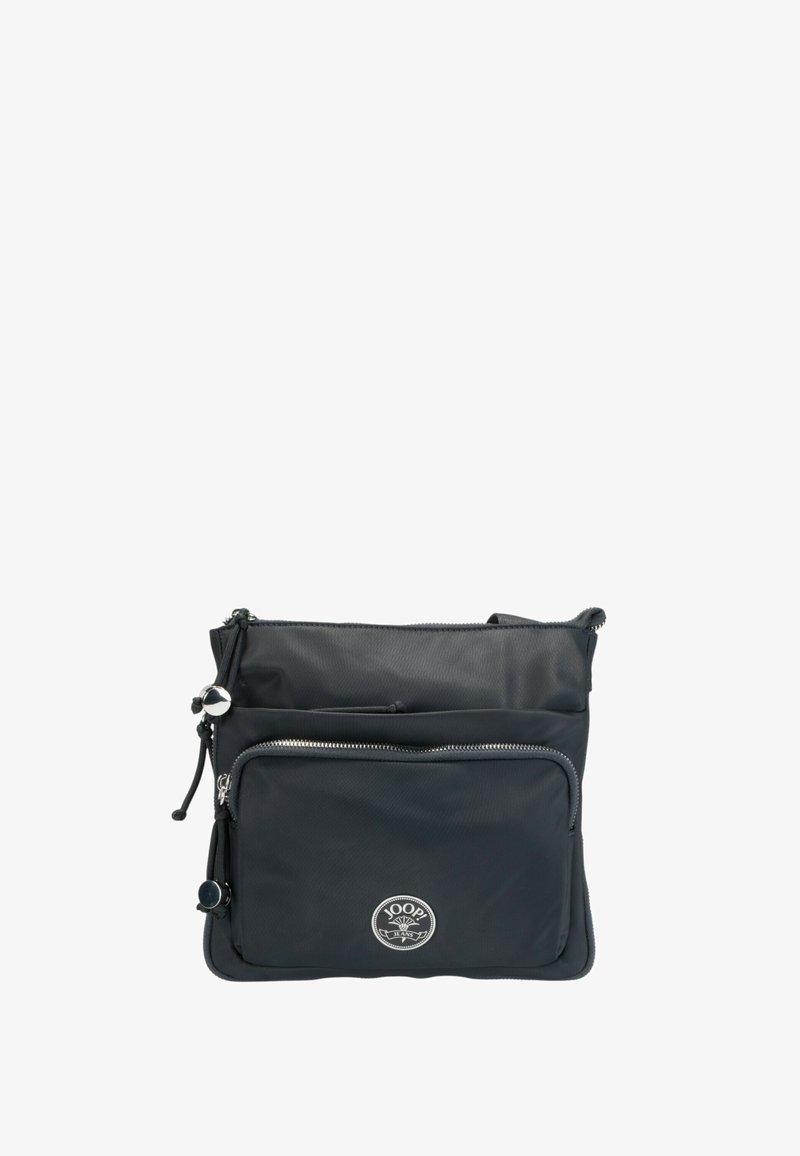 Črn najlonov crossbody nahrbtnik z dvema zadrgo zaprtima predaloma, srebrnimi dodatki in okroglo etiketo z logotipom. Teksturirana površina z nastavljivim trakom.