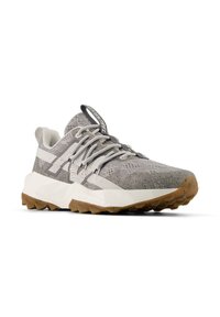 Grijze en witte sport sneaker met een gestructureerd gebreid bovenwerk, dikke witte tussenzool, robuuste bruine buitenzool en grijze veters met een merklabel op de tong.