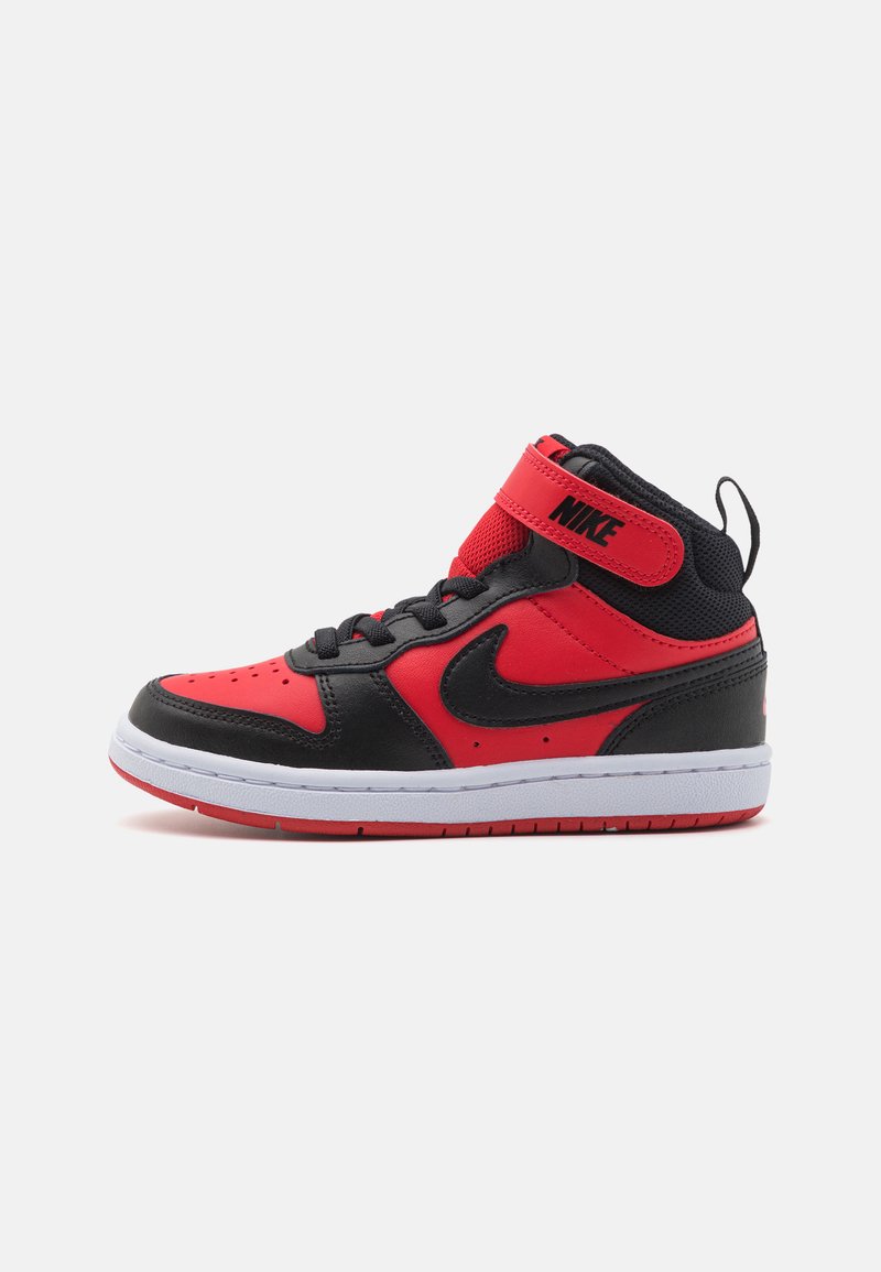Magas szárú Nike sportcipők, amelyek piros és fekete bőrből készültek, fehér talppal. Texturált hálós részletek és állítható pánt található.