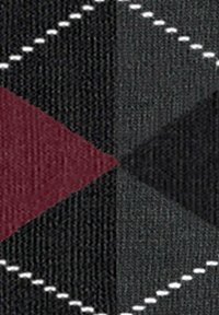 Textilstoff mit einem geometrischen Muster aus roten, schwarzen und grauen Dreiecken, genäht mit weißen Akzenten.