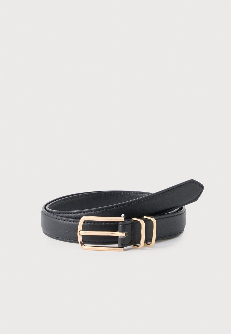 Ceinture en cuir noir enroulée avec une boucle rectangulaire dorée et deux passants assortis en or sur un fond clair.