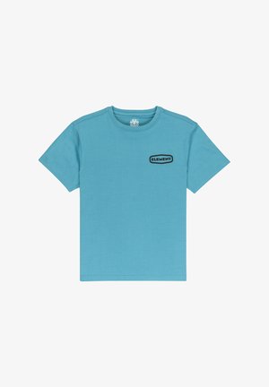 Jasnoniebieska koszulka T-shirt z krótkim rękawem i okrągłym dekoltem, z małym czarnym logo "Element" na lewej piersi.