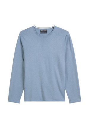 Blauw langslvies T-shirt gemaakt van zachte katoen, met een ronde halslijn en subtiele logosticker op de borst. Soepele textuur, eenvoudig ontwerp.