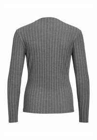 Camisa gris de manga larga con rayas verticales, escote redondeado y un diseño ajustado con textura acanalada por todo el tejido.