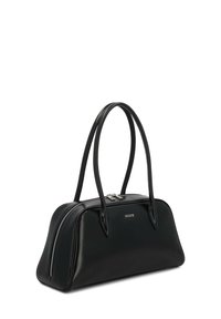 Sort læderhåndtaske med en struktureret design, dobbelt topbærerhåndtag og lynlås i sølvfarvet tone. Har et logo på forsiden.