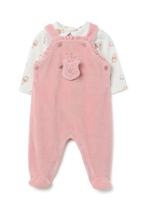 Rosa Babystrampler mit Fußüberzug über einem weißen Langarmshirt, das mit kleinen Cartoon-Bären und Herzen bedruckt ist, verziert mit einem Bärenkopf und Text auf der Vorderseite.