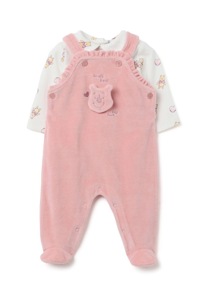 Roze baby romper met voetjes over een witte lange mouw shirt met kleine cartoonberen en harten, versierd met een berengezicht en tekst aan de voorkant.