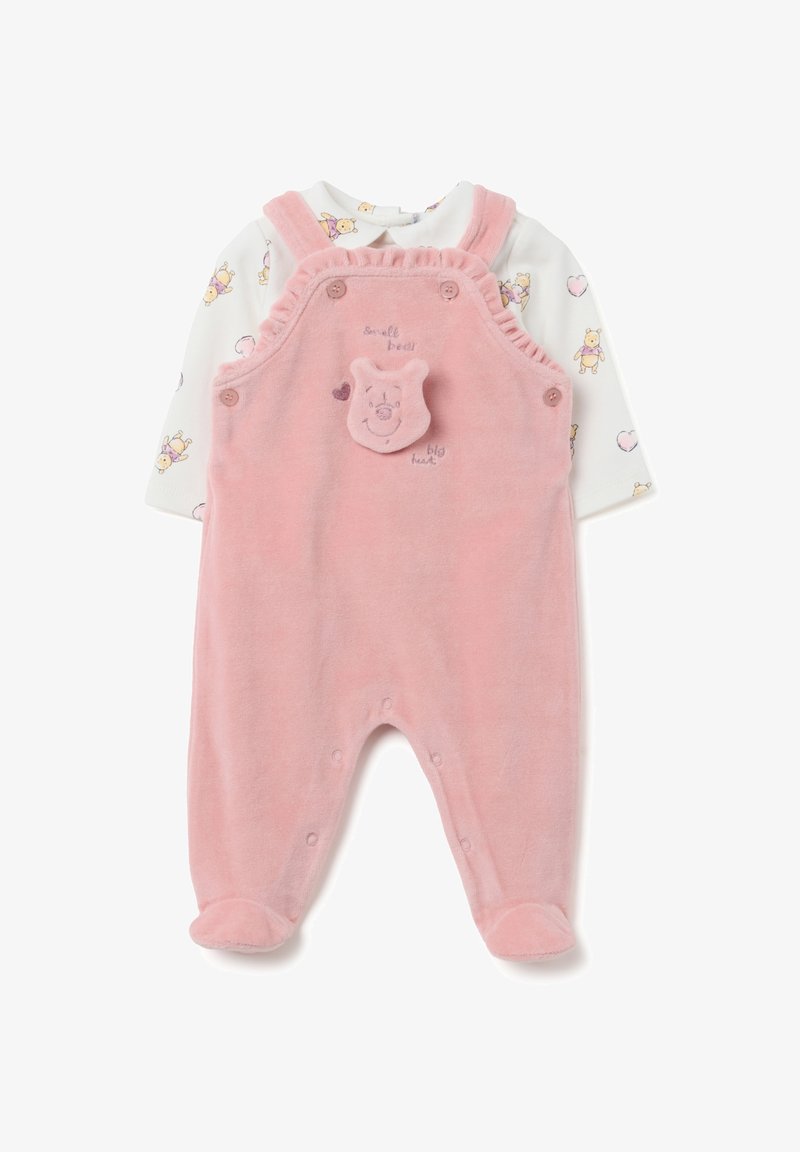 Rosa Babystrampler mit Fußüberzug über einem weißen Langarmshirt, das mit kleinen Cartoon-Bären und Herzen bedruckt ist, verziert mit einem Bärenkopf und Text auf der Vorderseite.