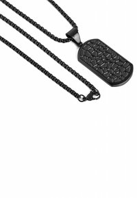 Schwarzer Metall-Hundemarken-Anhänger mit strukturierter Oberfläche an einer passenden Kette, ausgestattet mit einem Karabinerverschluss und einer schlanken, rechteckigen Form.