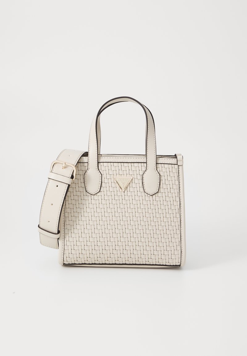 Sac à main en cuir tressé crème avec double poignée supérieure, bandoulière réglable et emblème de logo triangulaire à l'avant.