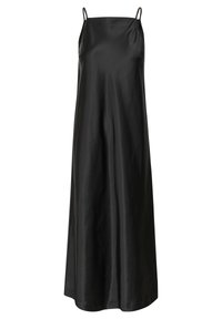 Czarna satynowa sukienka na ramiączkach z cienkimi paskami, sylwetka A, gładka faktura, długość do ziemi, minimalistyczny styl, bez widocznych elementów metalowych.