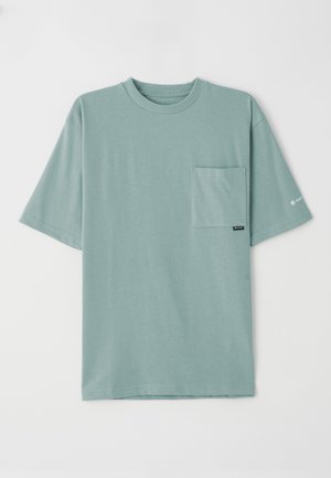 Svetlozelené bavlnené tričko s krátkymi rukávmi, okrúhlym výstrihom a vreckom na hrudi. Má malé logo na rukáve. Hladká textúra.