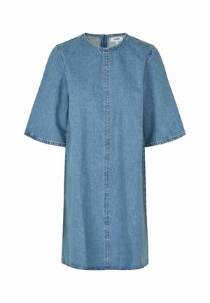 Rochie din denim cu decolteu rotund, mâneci scurte și ample, și o siluetă dreaptă. Culoare bleu deschis și detalii vizibile de cusătură.
