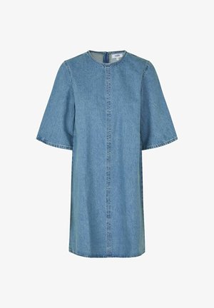 Rochie din denim cu decolteu rotund, mâneci scurte și ample, și o siluetă dreaptă. Culoare bleu deschis și detalii vizibile de cusătură.