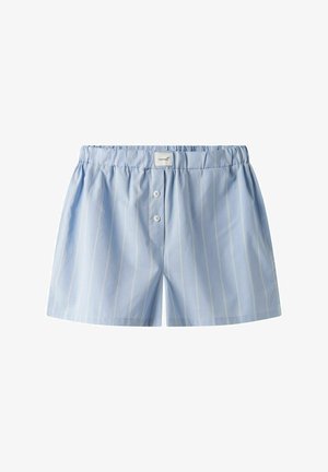 Pantaloni corti di cotone azzurro chiaro con strisce verticali bianche, dotati di una cintura elastica e due bottoni frontali. Texture morbida con dettagli minimi.