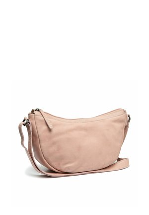 Helle rosa Leder-Crossbody-Tasche mit gebogener Form, Reißverschlussverschluss und abnehmbarem Tragegurt. Glatte Oberfläche mit minimalen Nähdetails.