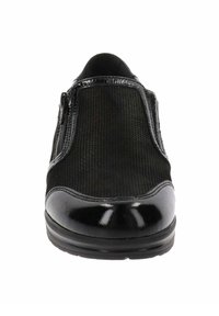 Scarpa nera slip-on con tomaia in tessuto texturizzato e elementi lucidi. Chiusura con zip sui lati. Suola leggera per il comfort.