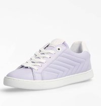 Sneaker lavanda chiaro con dettagli bianchi, pannelli lisci e testurizzati, caratterizzati da un design a zigzag, stringhe e suola in gomma.