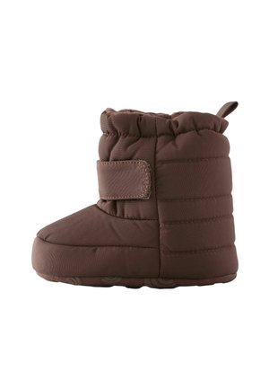 Bottine bébé matelassée marron avec sangle auto-agrippante et languette arrière, conçue pour la chaleur et le port facile.