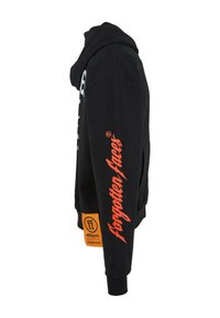 Sweat à capuche noir avec texte orange "forgotten faces" sur la manche et une étiquette orange près de l'ourlet indiquant un poids de tissu de 460gsm.