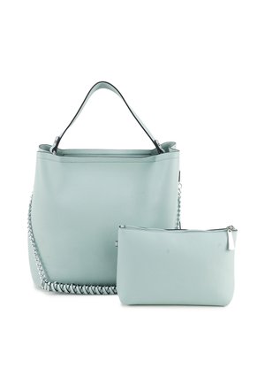 Lichtblauwe leren handtas en bijpassend ritszakje, beide met een korrelige textuur en een zilveren kettinkdetail aan de grotere tas.