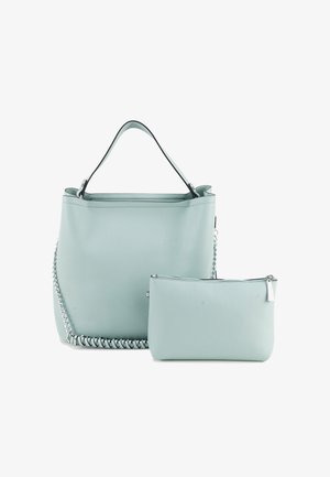 Lichtblauwe leren handtas en bijpassend ritszakje, beide met een korrelige textuur en een zilveren kettinkdetail aan de grotere tas.