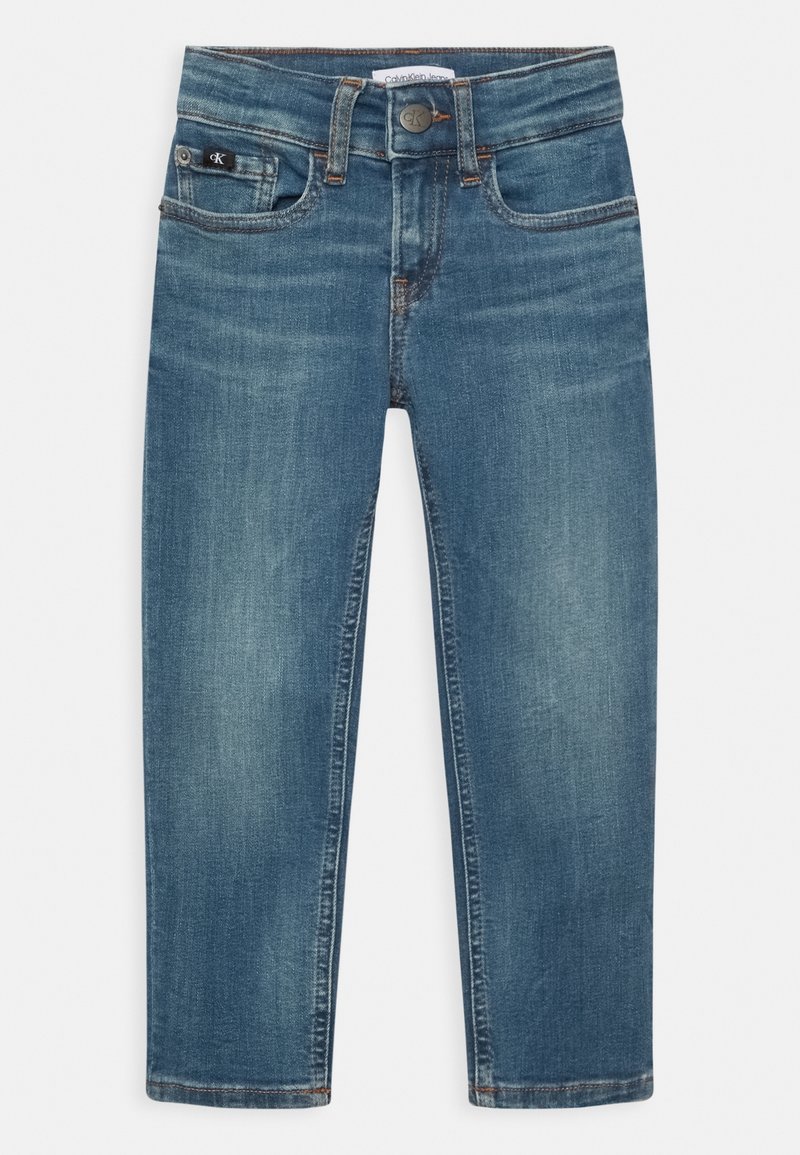 Pantalones vaqueros de mezclilla azul de pierna recta con cinco bolsillos, cierre de botón y logo de Calvin Klein en la cintura y en el bolsillo de monedas.