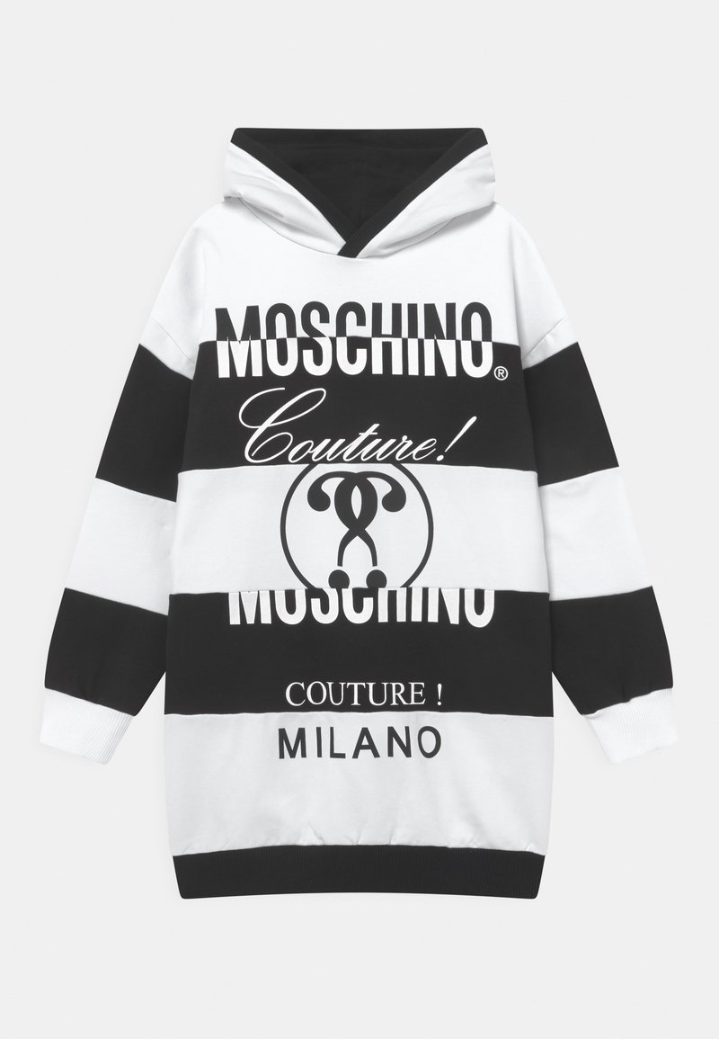 Mikina s kapucí černobílými vodorovnými pruhy, se silnými logy "Moschino Couture" a velkým kruhovým designem uprostřed.