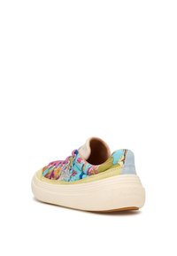 Baskets en tissu colorées arborant un motif floral, des lacets roses et une semelle intercalaire crème clair avec des détails de surface texturés.