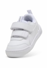 Baskets blanches en cuir synthétique texturé, avec deux bandes Velcro, doublure en mesh et semelle rembourrée. Logo de la marque au talon.