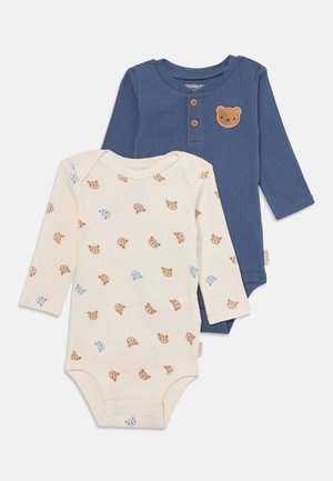 Dva dječja bodije: kremasti sa uzorkom medvjedića i plavi rebrasti s medvjedićem na zakrpi i drvenim gumbima. Meki pamučni materijal.