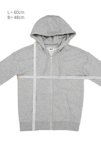 Hellgrauer Kapuzenpullover mit Reißverschluss, Kapuze und Fronttaschen, horizontal 48 cm und vertikal 60 cm mit Maßbändern gemessen.