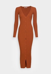 Robe côtelée de couleur rouille, à manches longues, avec un col en V, une fermeture à boutons sur le devant, et une fente en bas. Texture douce et coupe ajustée.