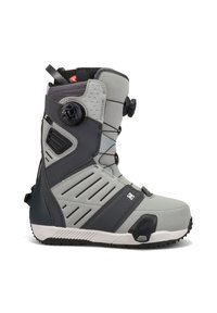 Graue und schwarze Snowboardstiefel mit strukturiertem Obermaterial, Boa-Schnürsystem, Gummisohle und Belüftungsöffnungen für Atmungsaktivität.