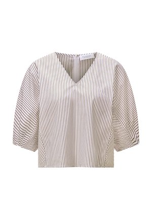 Valge pluus kitsaste vertikaalsete tumedate triipudega, V-kaelusega ja lühikeste paistetavate varrukatega.