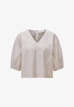 Valge pluus kitsaste vertikaalsete tumedate triipudega, V-kaelusega ja lühikeste paistetavate varrukatega.