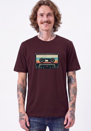 watapparel, RETRO KASSETTE - T-shirt imprimé - red brown