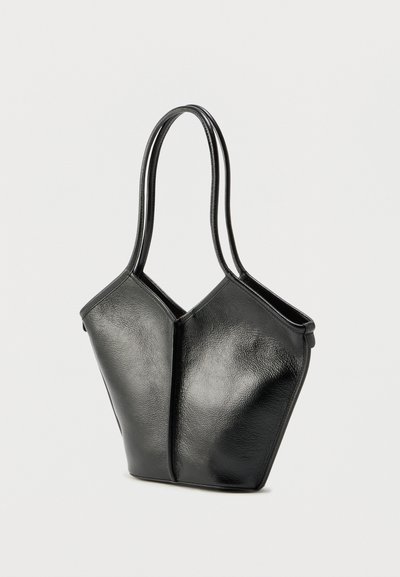 Μαύρη δερμάτινη τσάντα tote με μοναδικό γωνιώδες σχέδιο, διαθέτει δύο μακριές λαβές και ομαλή υφή, προσφέροντας μια μοντέρνα αισθητική.
