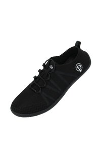 Schwarzer Mesh-Schuh mit flexibler Sohle, ausgestattet mit elastischen Schnürsenkeln und einer Zuglasche. Strukturmerkmale umfassen eine atmungsaktive Oberfläche und ein Logo-Detail.