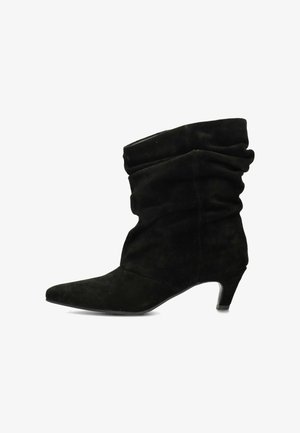 Schwarze Ankle-Boots aus Wildleder mit niedrigem Kittenabsatz und lockerem Schaftdesign.