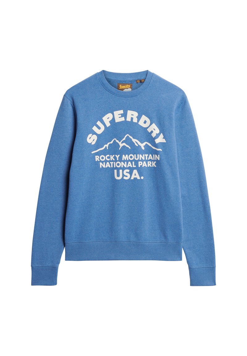 Sudadera azul con cuello redondo, mangas acanaladas y un estampado gráfico blanco que dice "SUPERDRY ROCKY MOUNTAIN NATIONAL PARK USA."