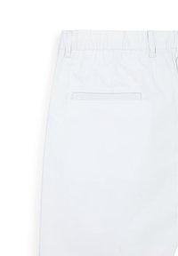 Weiße Shorts mit elastischem Taillenbund, ausgestattet mit einer Gesäßtasche und glatter Textur. Minimalistisches Design ohne Verzierungen.